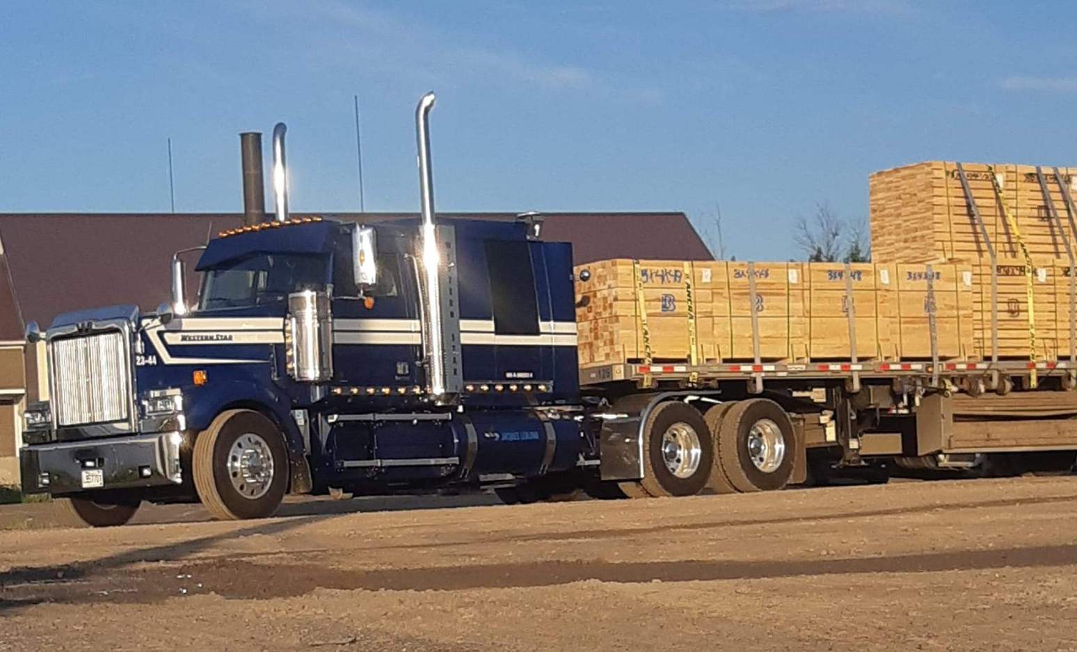 flatbed chargé de bois